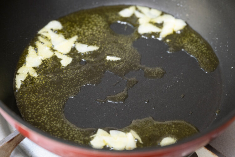 オリーブオイルとニンニクを入れる